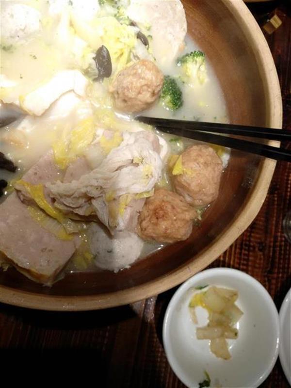 食客汤菜中吃出纸巾 餐馆方陪同就医补偿3000