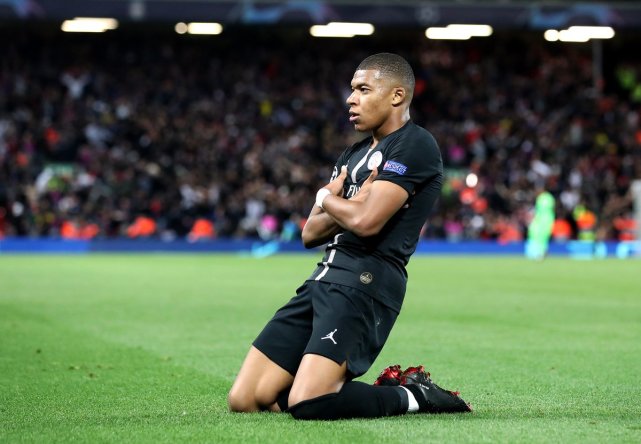 内马尔看巴黎进球兴奋到单腿蹦 模仿姆巴佩抱