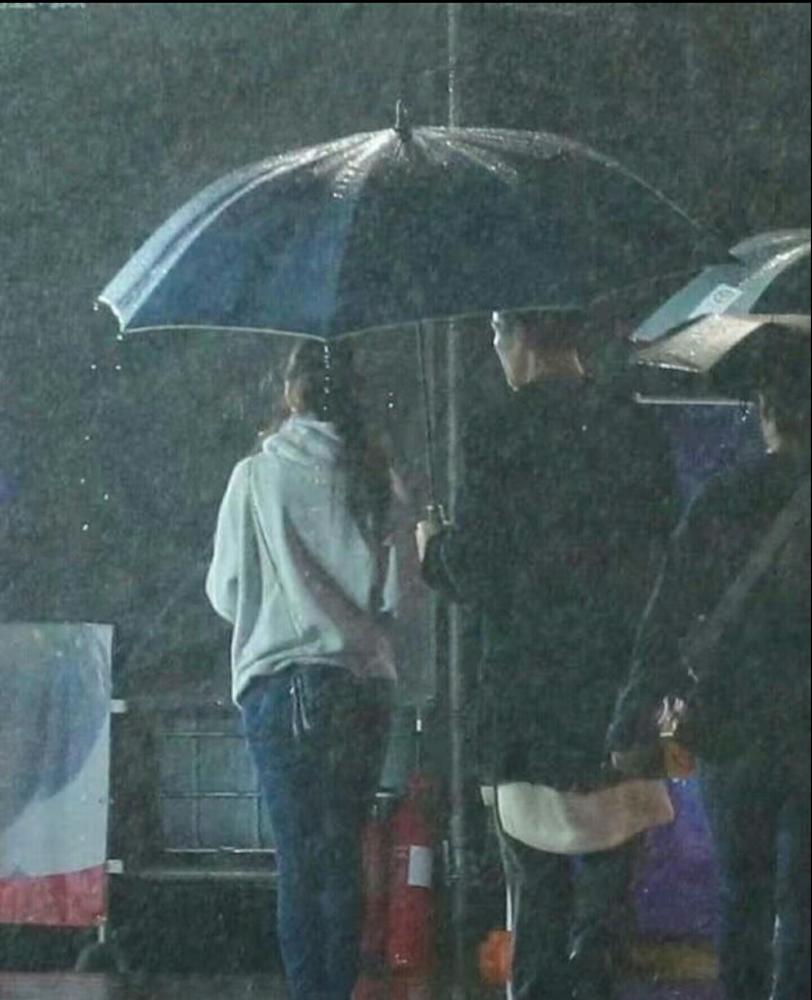 向佐郭碧婷游乐园约会狂撒糖,雨中共撑一把伞超浪漫!