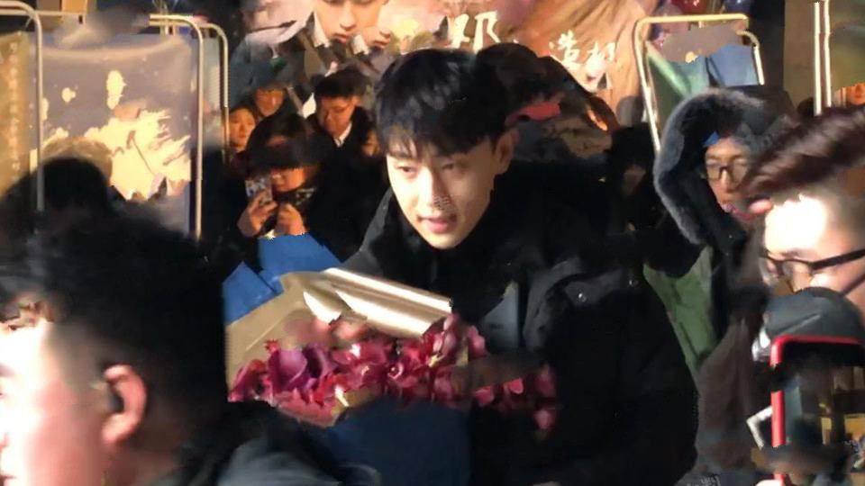 邓伦被曝与李沁共住酒店疑坐实恋情,离女方家