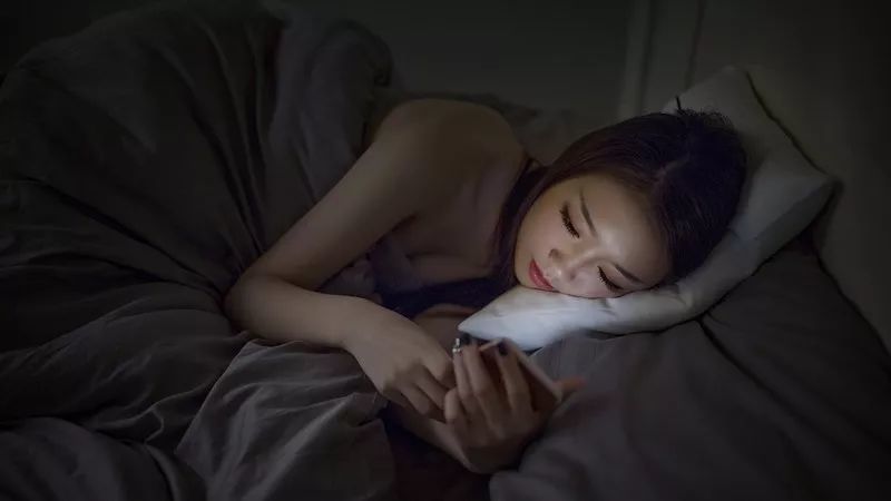 都知道熬夜伤身到底几点睡算熬夜白天补觉能弥补吗赶紧看