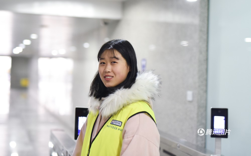 00后大一女生做春运志愿者 连续服务春运两年