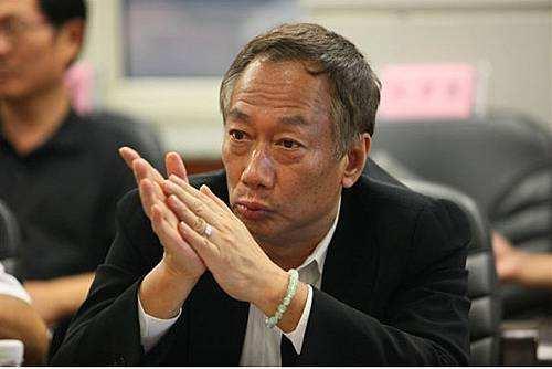 痴情的5个富豪,李嘉诚几十年不续弦,郭台铭封