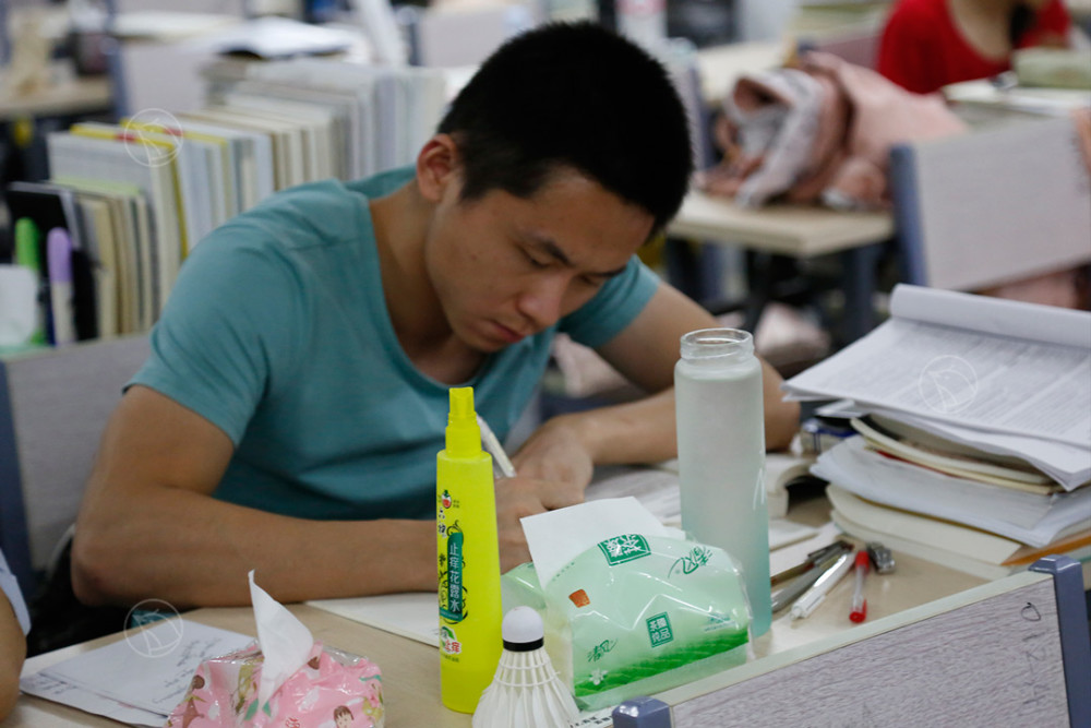 谷雨影像丨考研党的自白:早6晚11犯困挨冻 常