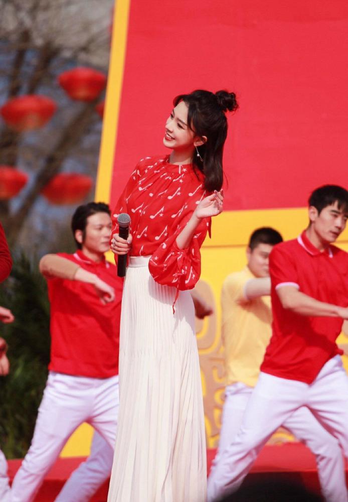 24岁陈瑶气质太好了,一身红衣出席活动,美成全