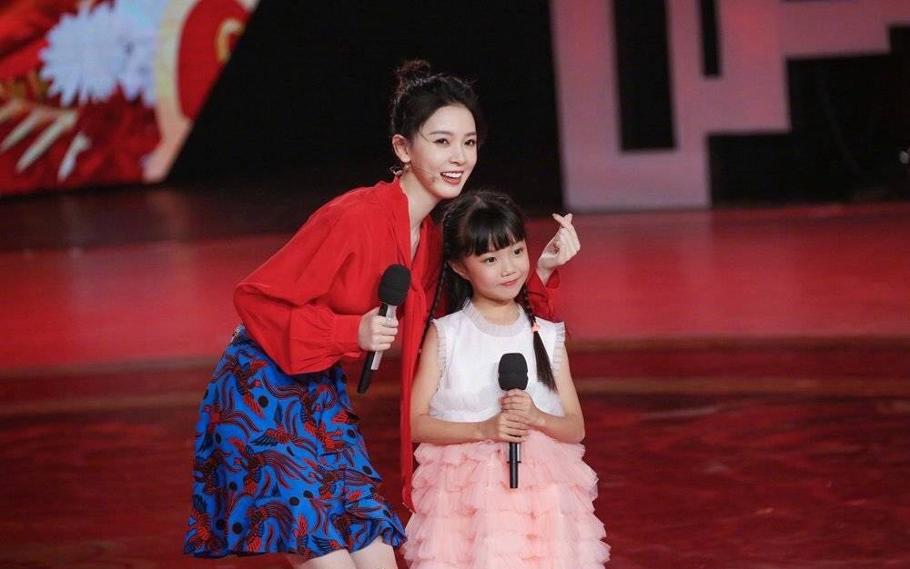 24岁陈瑶气质太好了,一身红衣出席活动,美成全