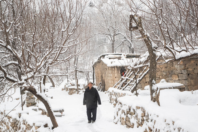 山村一对老人的情人节,大雪纷飞,暖意融融,恩爱相伴60年