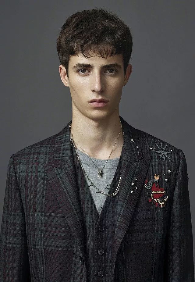 被爱马仕力捧的男模Oscar Kindelan,羡慕他的颜