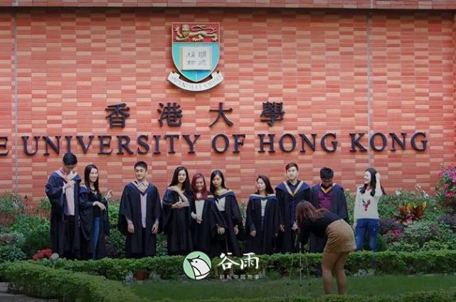 香港大学毕业生拍摄毕业照.图片 李志华(视觉中国)