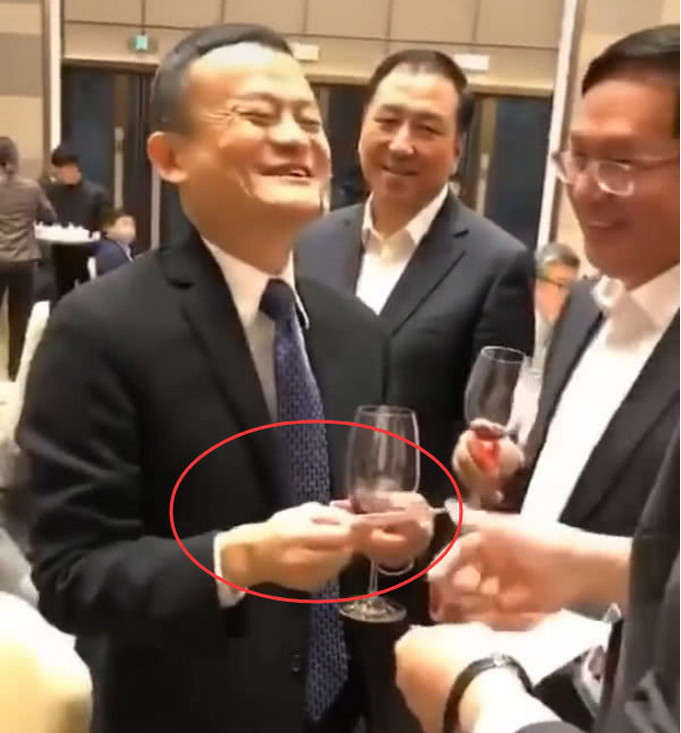 马云出席酒会,递名片的手惹争议,网友:细节决定成败!