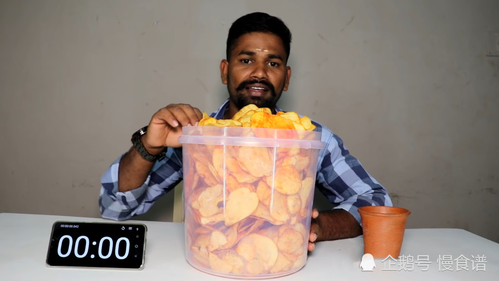 印度男子做吃播,2斤辣土豆片,23分钟就吃完了