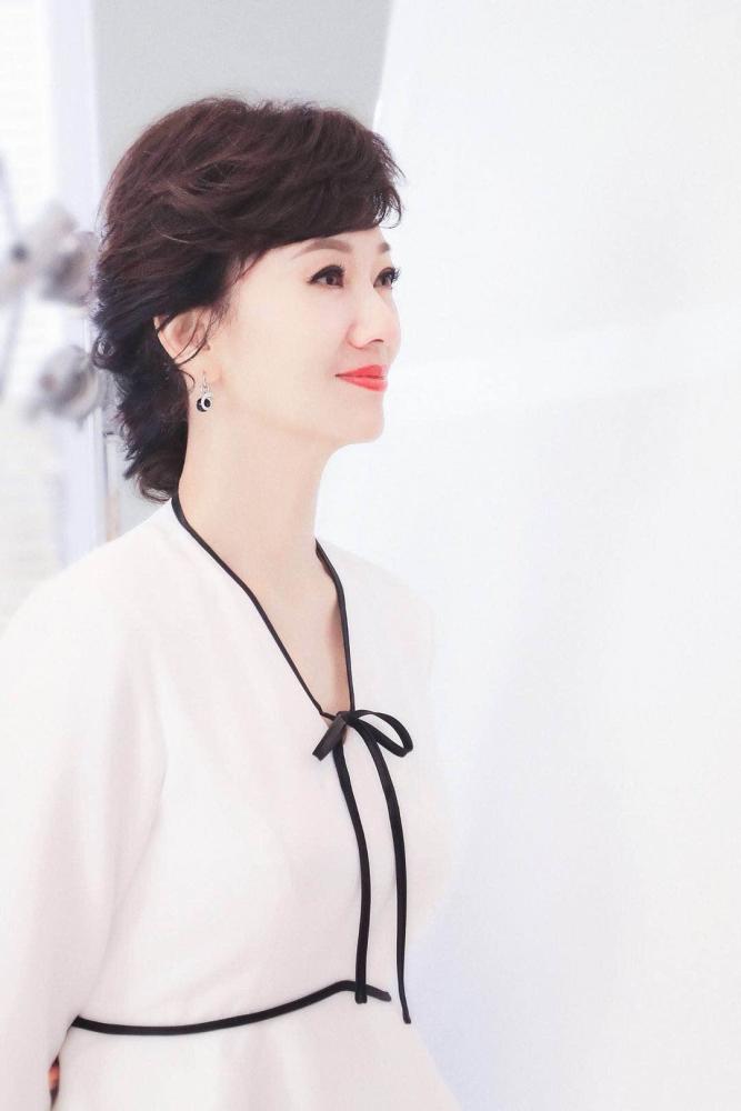 64岁赵雅芝有多美?晒拍摄花絮照优雅又高级，一身白裙美得发光