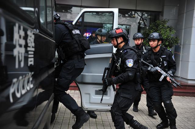 一队训练有素的特警队员接到命令迅速全副武装登上特警冲锋车 成都