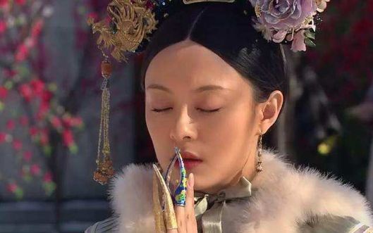那大夫见这只手上有两根指甲,足有二三寸长,尚有金凤仙花染的通红的