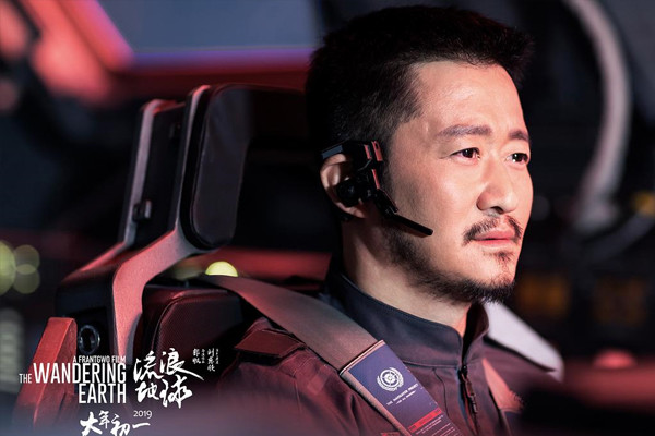 吴京《流浪地球》大火，经典伸手照片竟是婚纱照，环保男孩无疑