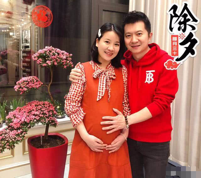 童年时期的红果果和绿泡泡结婚了,宣布怀孕,一家三口去看雪!