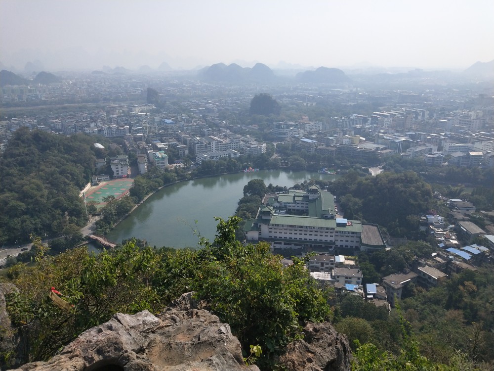 我所爬过桂林城区最险要的山是老人山,上山不易,下山惊心