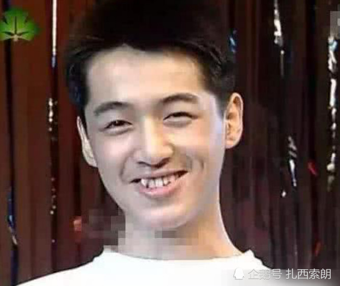 胡歌上学时照相为什么不笑?网友:看完照片明白了