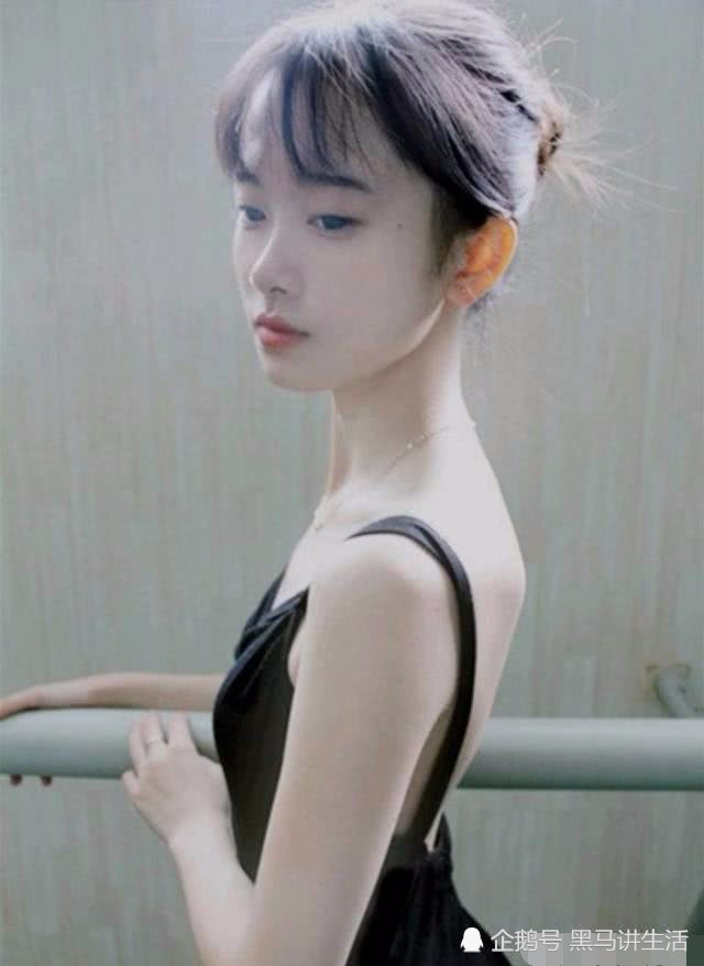 鞠婧祎童年照曝光,身穿芭蕾舞服太震撼,网友:是初恋的感觉了!