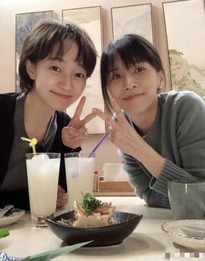 papi酱朋友圈真广:闺蜜焦俊艳,大学同学是周冬