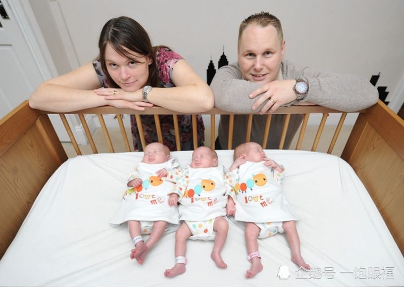 32岁妈妈生下罕见同卵三胞胎 概率2亿分之一;宝宝们一模一样