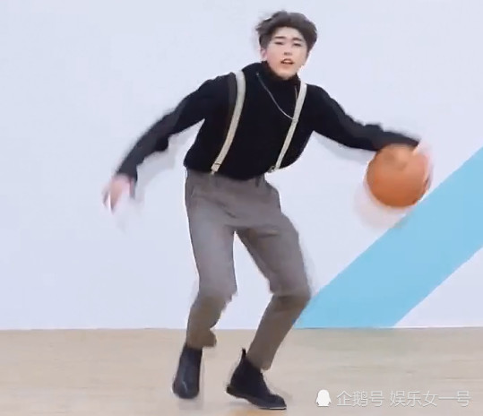 蔡徐坤是"娘炮?你可能没有见过他打篮球的样子,网友:篮球坤