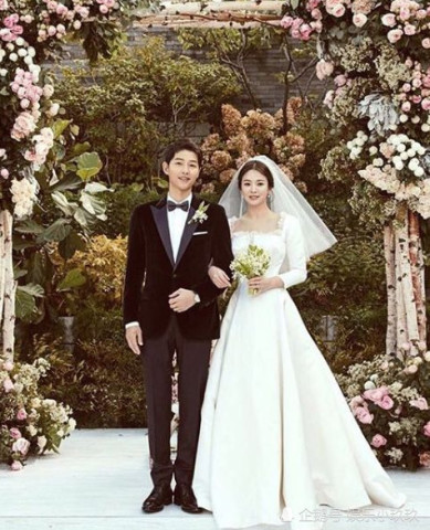 双宋传出婚变,宋慧乔「前男友」rain也拿掉了婚戒.