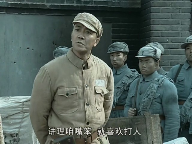 李云龙为何会怕老师长,1955年授衔,你看他们军衔差多少?