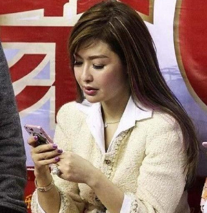 cba最美老板娘近照,年过40岁的她却宛若少女,女神气场十足