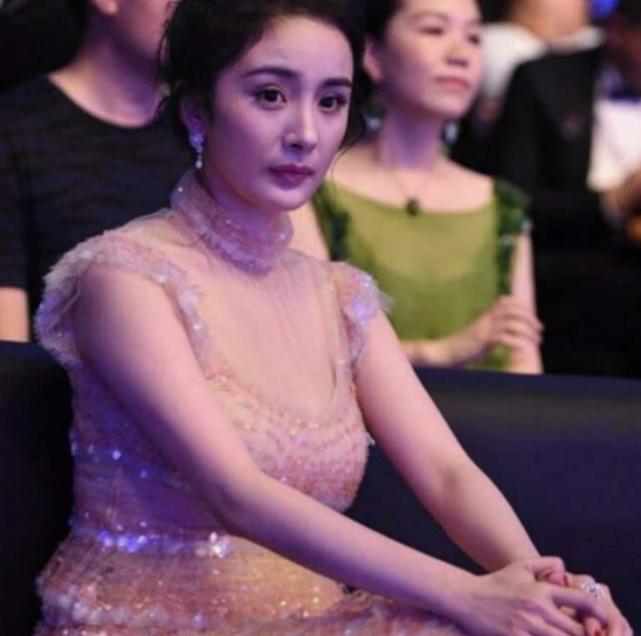 杨幂出席活动,未ps镜头下暴露了真实身材,网友:不敢