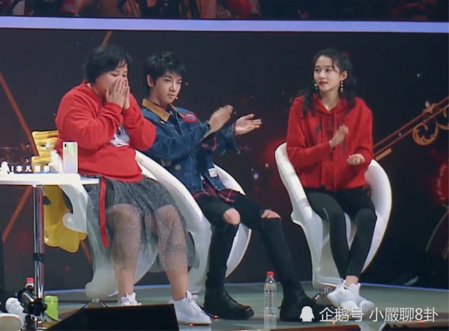 华晨宇"飞吻"关晓彤,然而舞台下二人保持的距离却成焦点,扎心
