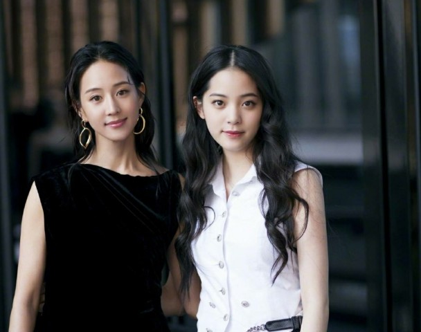 王俊凯和她对视就害羞,欧阳娜娜见她变小粉丝,她的魅力是有多大