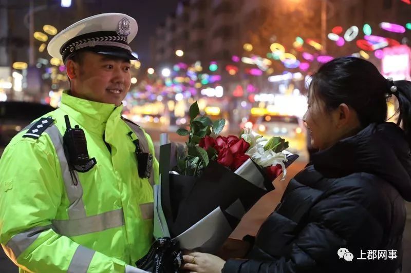 夜色中上演的这一幕不单深情浪漫更有温暖和感动 绥德交警 2 14 执勤时意外收到身怀六甲妻子送上的鲜花 看点快报