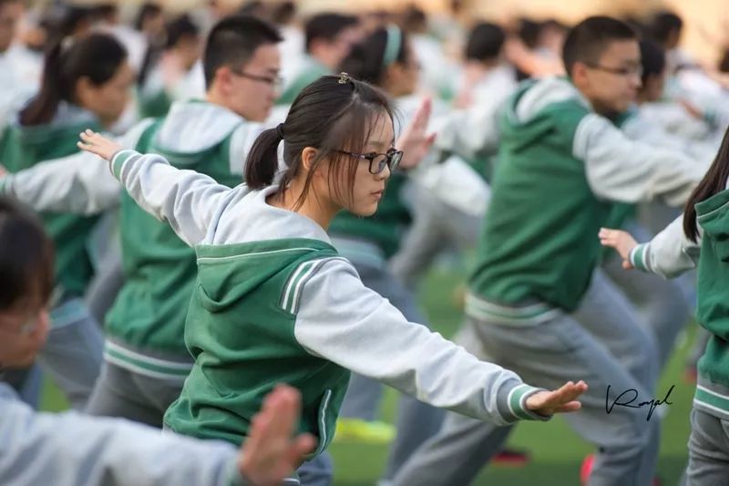 南京最丑中学校服 究竟花落谁家