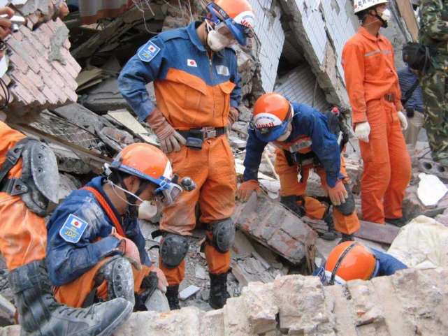 汶川大地震中,日本救援队突然失去了行踪,后来才知道我们想错了