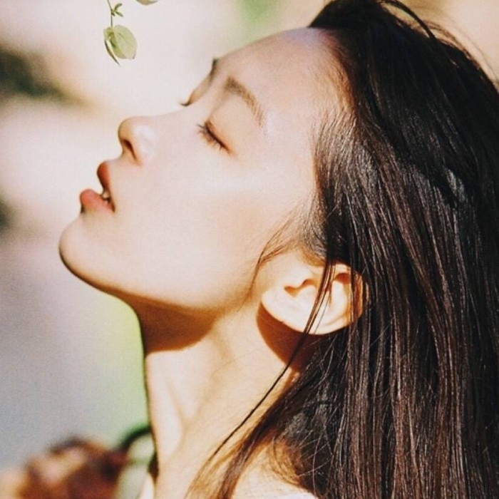 侧颜·神仙颜值·女生头像:没水的地方叫沙漠,没我的地方叫寂寞