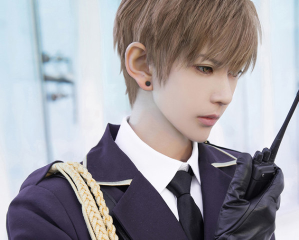 本以为coser熊祁男装够帅了,看到胤川男装后,瞬间心动