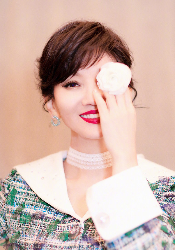 赵雅芝的口红是什么神仙色,显白又大气是魔鬼