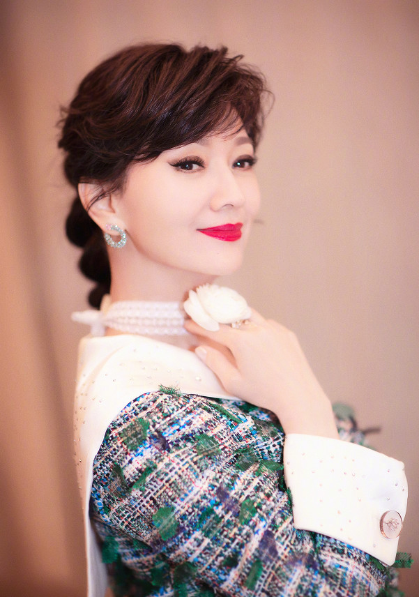 赵雅芝的口红是什么神仙色,显白又大气是魔鬼