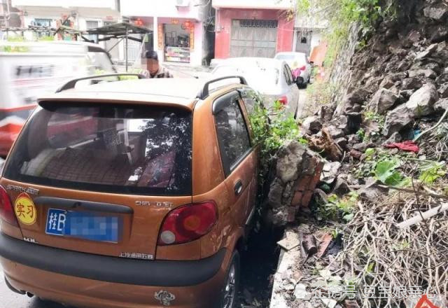 Boom广雅小区围墙坍塌 下面遭殃 随时可能再塌 看点快报