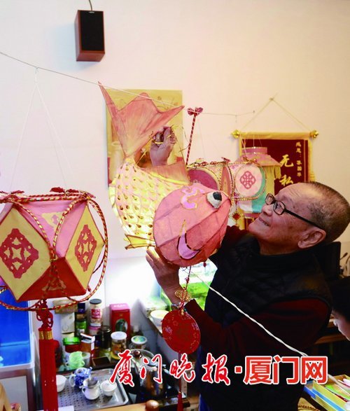 苏国华手工制作的传统花灯,最左侧为"豆仔灯". 陈立新 摄