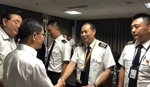 中国民用航空局还给予机长刘传健500万元奖励,刘传健瞬间成为网友们