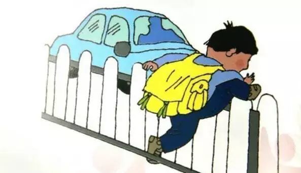 在道路行走时,不要嬉笑打闹!