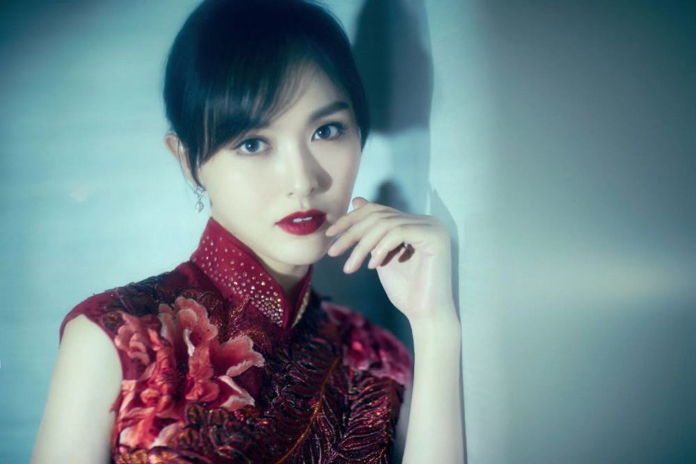 唐嫣登元宵节晚会献唱,一身大红色刺绣旗袍,美