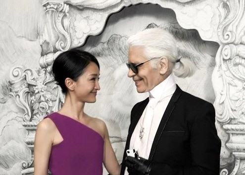 香奈儿艺术总监老佛爷去世 巩俐周迅刘雯都以