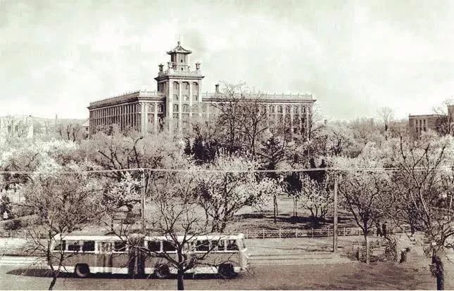 鞍山人口祖籍_鞍山师范学院(2)