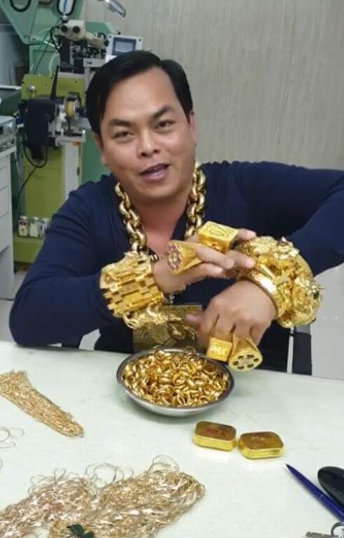 戴26斤黄金首饰出门还嫌不够,越南土豪在家自