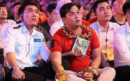 戴26斤黄金首饰出门还嫌不够,越南土豪在家自