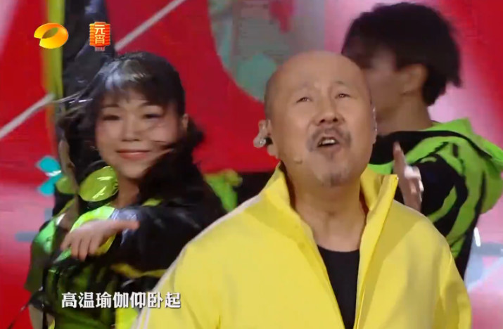 腾格尔唱《卡路里》,全程又唱又跳超卖力,哪像