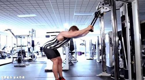 直臂下拉学会4个技巧，就能精准雕刻背阔肌，练出背部好看线条
